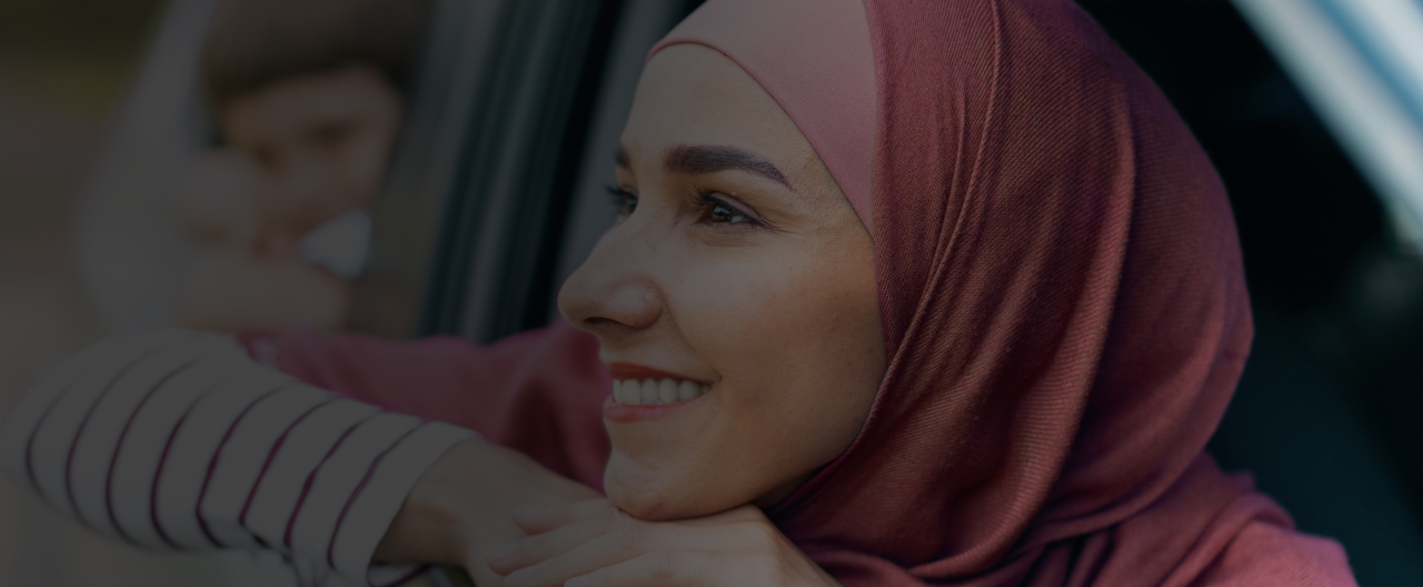Service taxi pour femmes sécurisé en Algérie : image d’une mère avec son enfant en voiture.