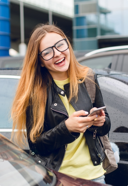 VTC féminin : application mobile cherchant une femme chauffeur aux alentours.
